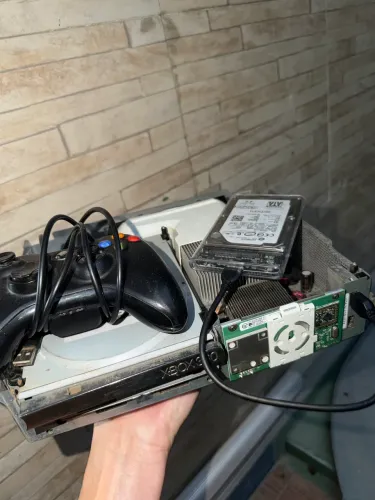 Xbox 360 funcionado, só está sem carcaça
