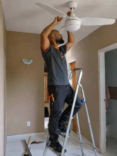 Instalação de ventilador de teto.