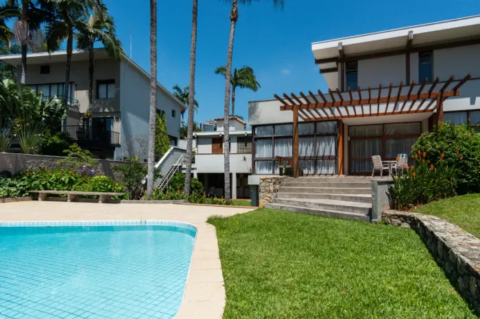 Casa para venda em Pacaembu com 3 quartos, sendo 1 suíte, 590m²