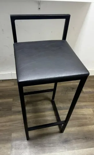 Banquetas de ferro estofada de couro preta