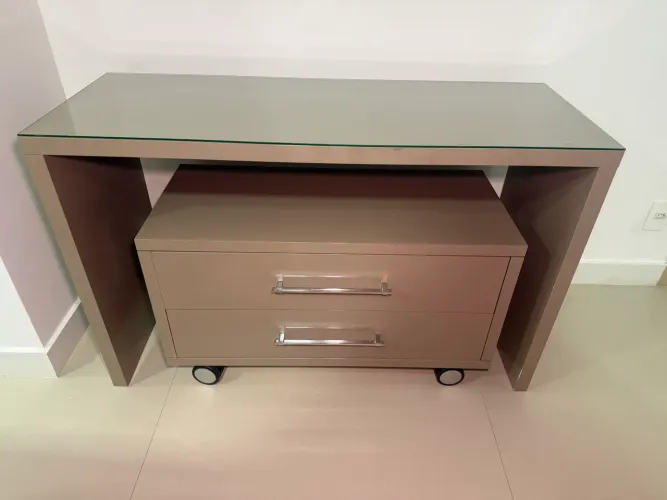 Aparador com rack com gavetas