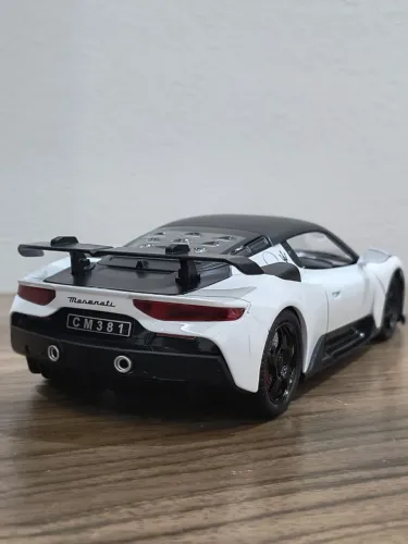 Maserati GT2 Escala: 1:24 carro de ferro