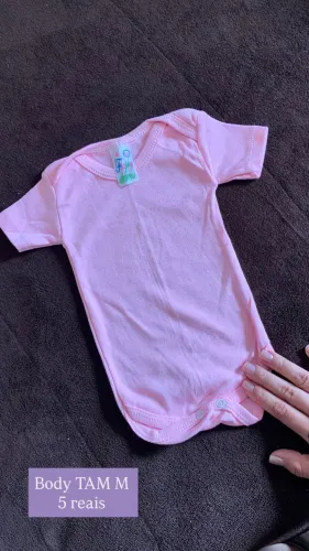 Roupas de neném menina.