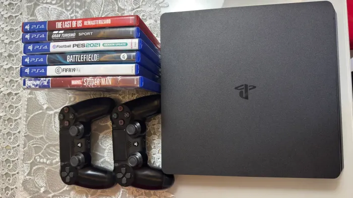 Vendo: Ps4 completo, único dono, com vários acessórios.