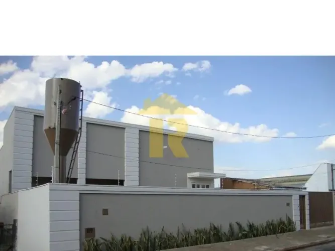 Excelente oportunidade de investimento - Barracão comercial à venda ou locação em São José