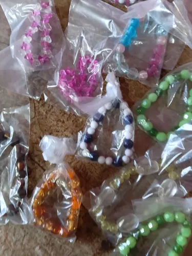Pulseiras artesanais coloridas. Valor 10 reais por duas juntas. A sua escolha. DISPONÍVEIS