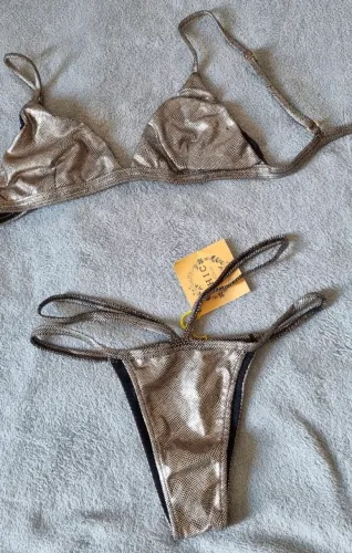 Biquíni prata brilhoso lindo novo