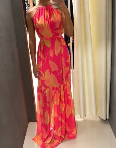 Vestido longo estampado rosa e laranja.