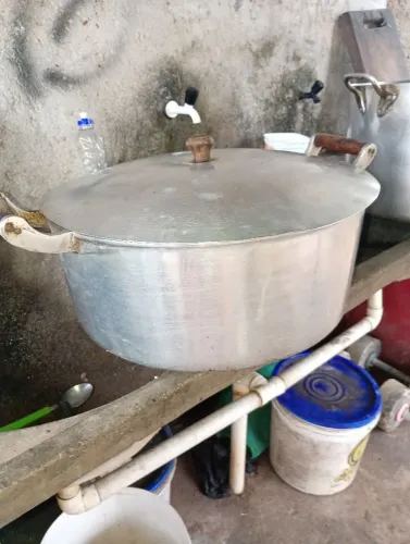 Panela grande de alumínio