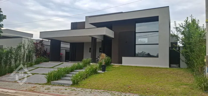 Casa Térrea à Venda no Condomínio Ecopark Bourbon em Caçapava - SP