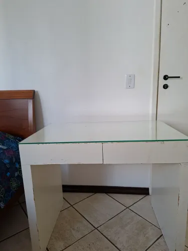 Escrivaninha branca