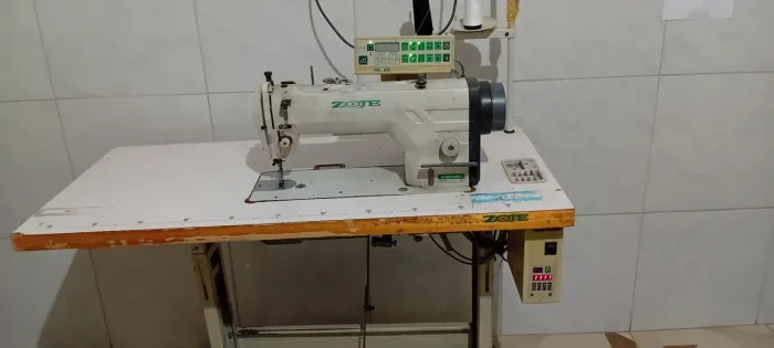 Máquina de costura reta zoje motor eletrônico 