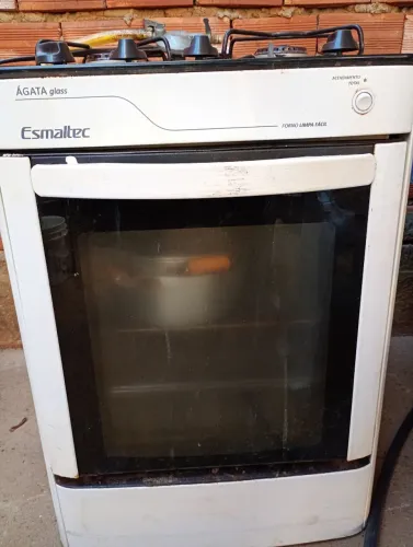 Doa-se fogão elétrico 4 bocas. Funciona, só precisa de uma limpeza 