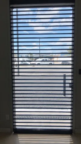 VD ou TR! 2 Portas Enrolar Automática Galvanizada Lâminas Microperfurada Transvision Azul