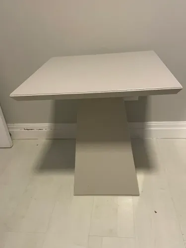 Mesa lateral em laca e tampo de vidro