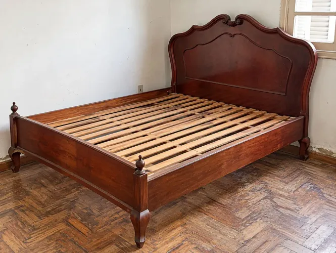 Cama Antiga de Madeira com Cabeceira Trabalhada - Vintage
