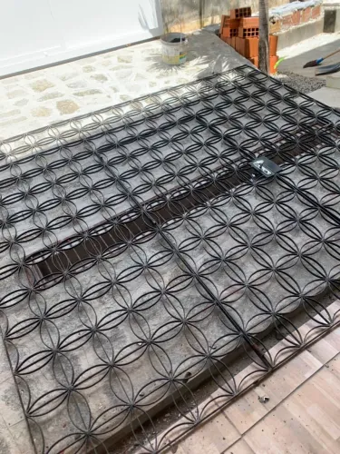Portão de ferro com porta no meio