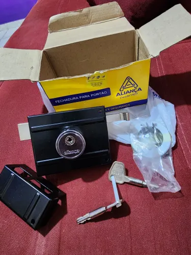 Fechadura para Portão 100mm Trinco Reversível Aço Preto Chave Tetra Aliança