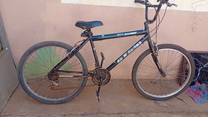 Vendo uma bicicleta 