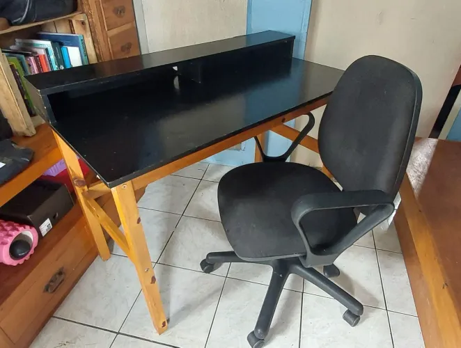 Escrivaninha Mesa de Madeira com Cadeira Ergonômica