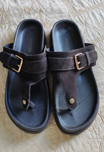 Chinelo Arezzo marrom couro 