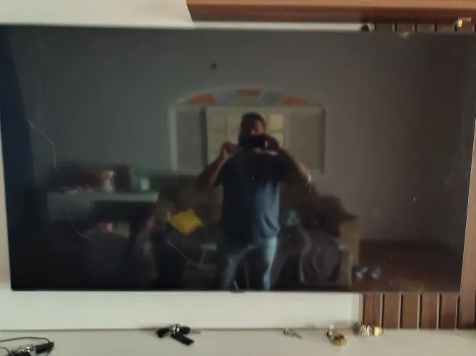 Vendo TV Samsung "65" nova para retirada de peças 