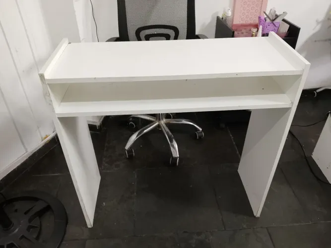 Mesa de manicure e cadeiras
