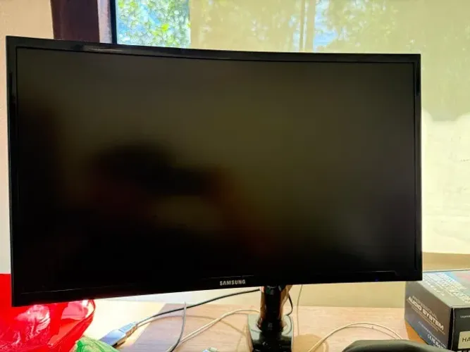 Vendo Monitor Samsung Curvo de 24 polegadas com suporte articulado