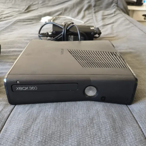 Xbox 360 completo desbloqueado com 2 controle originais e Kinect