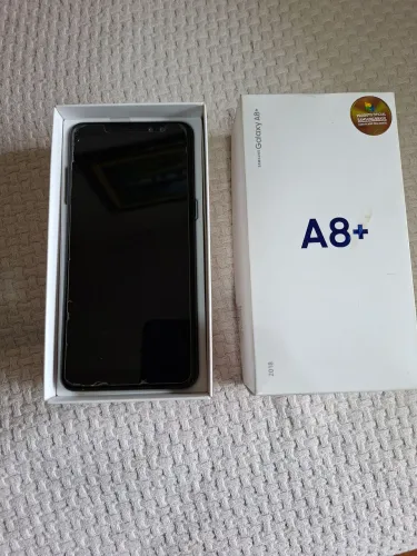 Celular Samsung A8+. Em bom estado
