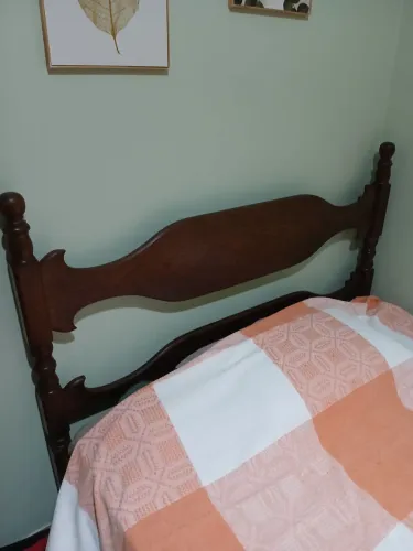 Cama de casal de madeira sucupira