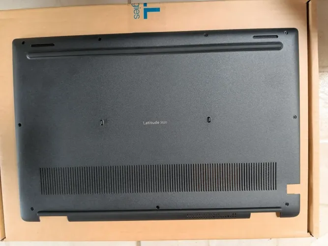 Bottom Dell Latitude 3520