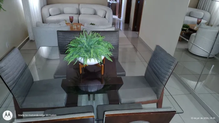 Mesa de jantar de madeira cor imbuia mel, 1,40x1,40, quadrada, 6 lugares, bem conservada.