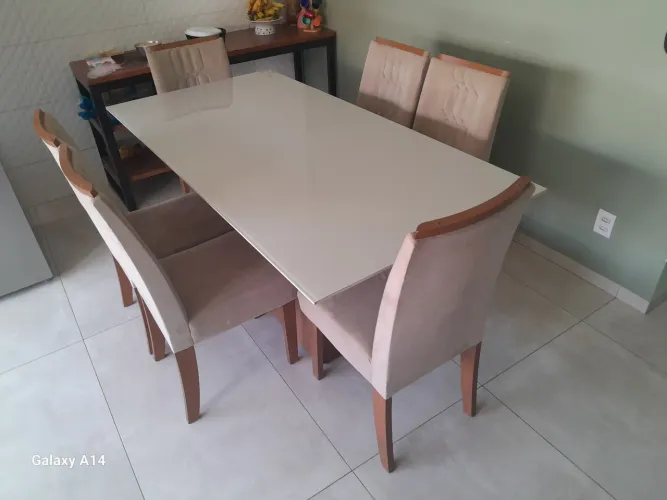 MESA DE JANTAR COM TAMPO DE VIDRO RETANGULAR E 6 CADEIRAS ACOLCHOADAS