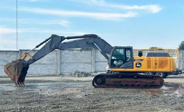 Escavadeira John Deere 350 LC ano 2019, com 2.470 horas, em SP
