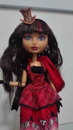 Boneca Ever After High - Cerise Hood Hat Tastic Party