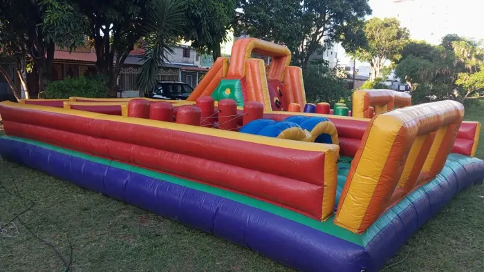 Corrida de obstáculos labirinto inflável