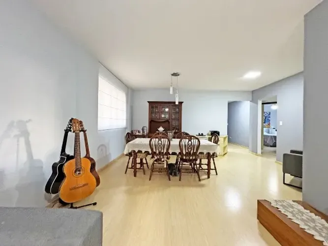 Descrição 210,11m² total Ícone área 137,14m² útil quartos - 3 (uma suíte) banheiros - 3