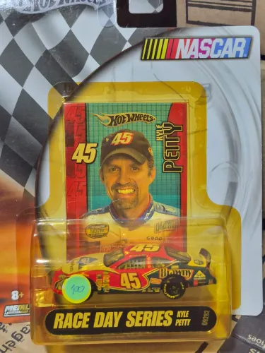 Hot Wheels NASCAR Race Day Series - Kyle Petty #45