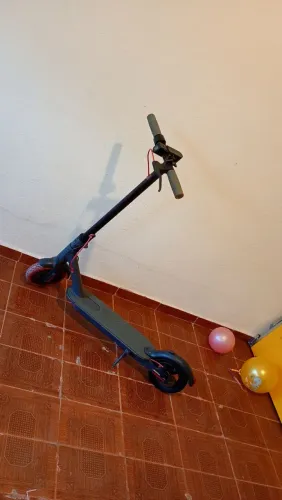 Patinete foston elétrico s08 pro Bararo com pneu vermelho na frente que não fura