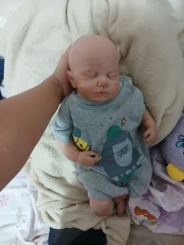 Vendo Bebê reborn menino realista com marca de vacina e teste de pezinho de pano.
