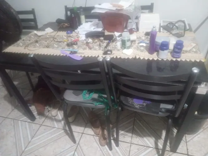 Conjunto mesa de vidro temperado e cadeiras