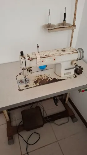 Máquina industrial reta