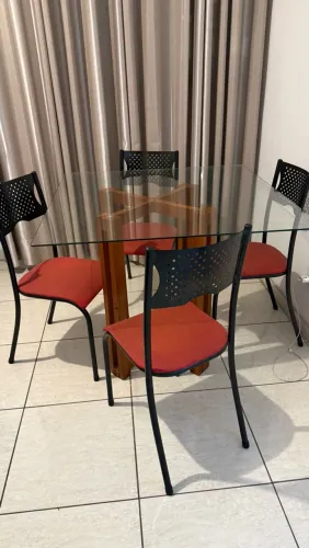 Mesa com 4 cadeiras 250,00