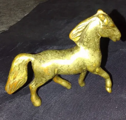 Escultura em bronze dourado maciço representando Pônei