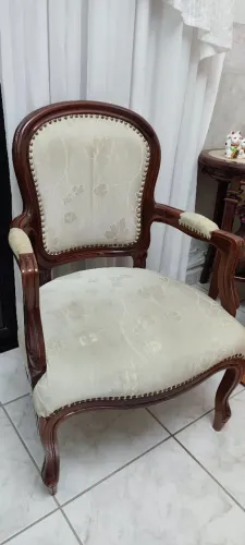 Poltrona Clássica de Madeira
