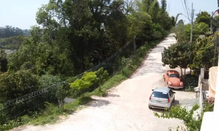 Terreno pra 3 Sobrados perto da Trombini e dos parques Tanguá e Barigui.