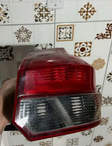Lanterna traseira lado direito kicks,