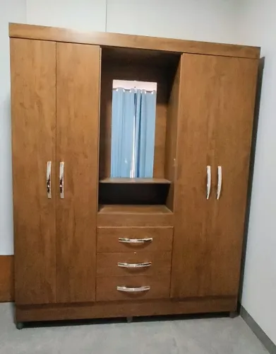Guarda-roupa 4 portas e 3 gavetas
