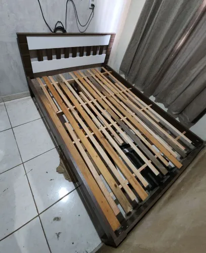 Cama de casal de madeira